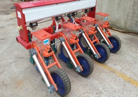 免耕施肥精量播種機型號	2BJF-4	2BJF-6  配套動力       kW	18.4～33.1	22.1～44.1 工作幅寬        cm	160～240（可調）	240～360（可調） 工作行數(shù)        行	4	6 播種深度（可調） cm	3～5 施肥深度（可調） cm	6～9 行距（可調）     cm	40～60 畝播種量         ㎏	1.5～3 最大畝施肥量     ㎏	80 允許最大作業(yè)速度    km/h	8 種(肥)箱容積(升)	35(84)	52(132) 生產率
